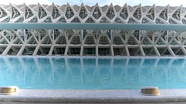 The white ribbed facade of the Museo de las Ciencias Príncipe Felipe above its pool